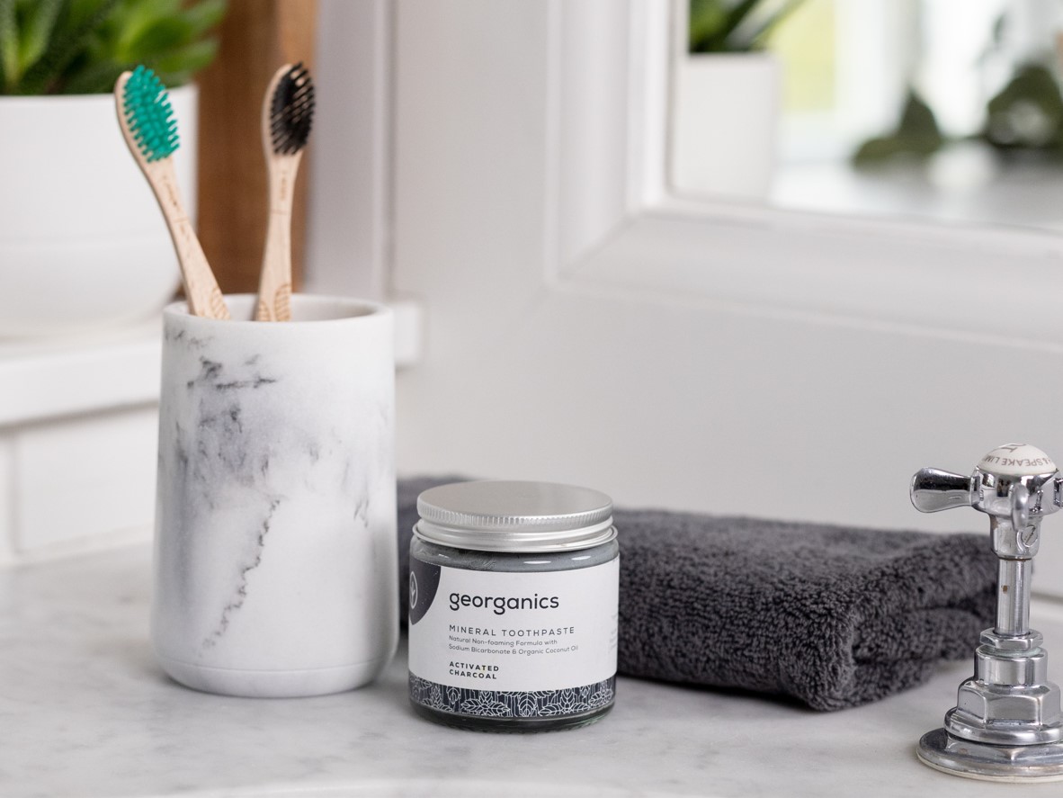 Zubní pasta bez fluoridu s aktivním uhlím